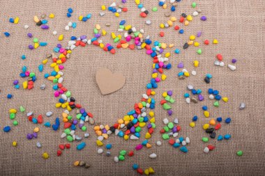 Kalp şeklindeki dünya renkli çakıl taşlarıyla şekillenir.