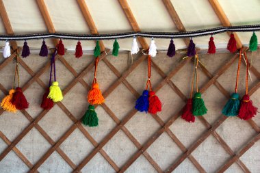 Osmanlı Türkçesi geleneksel püsküllerinin çeşitli renklerde seçilmesi