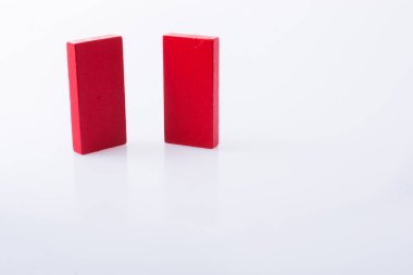 Beyaz arkaplana kırmızı renkli domino blokları yerleştirildi