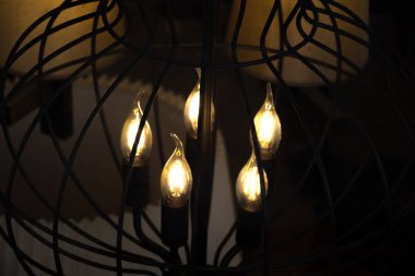 Dekoratif stil filament ampulleri görünürde