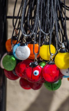 Çeşitli renkte renkli boncuklar.