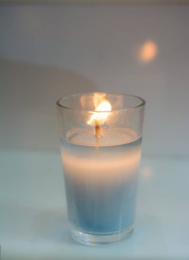 Yanan mum ışığı yansıtıyor.