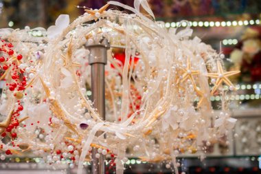 Baş tacı güzel sahte çiçeklerden yapılmıştır.