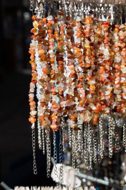 Çeşitli renkte renkli boncuklar.