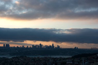 Istanbul cityscape akşam boyunca bulutlar altında