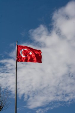 Gökyüzünde beyaz yıldız ve ay bulunan Türk ulusal bayrağı