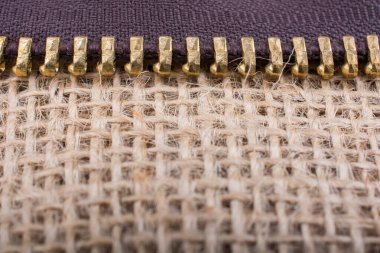 Keten tuvalde renkli bir fermuarın yakın çekimi