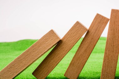 Tahta domino taşları yeşil çimlerde
