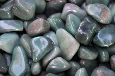 Belli bir tipte doğal mineral değerli taşlar.