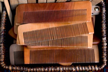 Tahtadan yapılmış eski tarz saç tarağı.