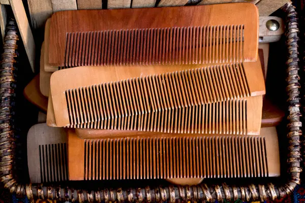 Tahtadan yapılmış eski tarz saç tarağı.