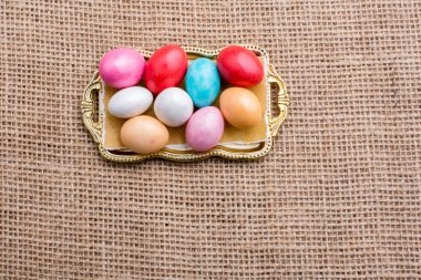 Renkli sert lezzetli şeker tatlı içinde tepsi görünümü