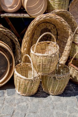 Boş sepetler bir pazar yerinde satılıktır.
