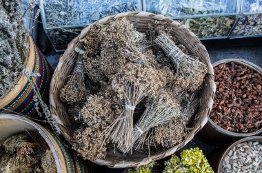 Doserasyon amacıyla kurumuş renkli çiçek