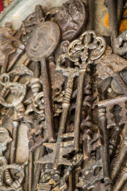 Retro tarz koyu altın renk anahtar