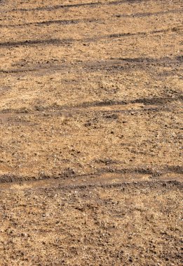 İlkbaharda tarlaya sürülmüş ve izleri var.