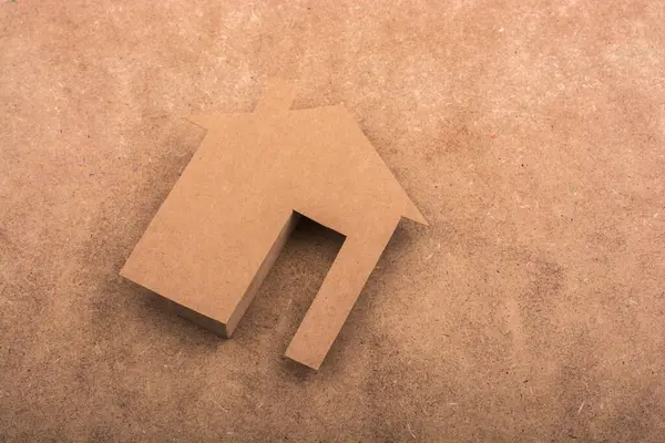 Kahverengi arka planda küçük kağıt evler