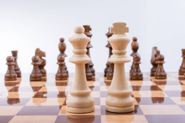 Satranç tahtasının üzerinde satranç taşları var.