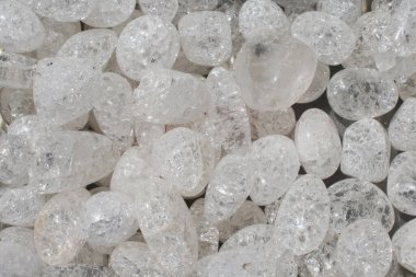 Doğal mineral kaya numunesi olarak kristalize kuvars (taş-kristal) değerli taş