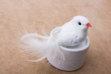 Renkli el sanatları elementlerinden yapılmış yapay kuş.