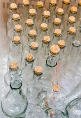 Boş küçük şeffaf şişeler seti