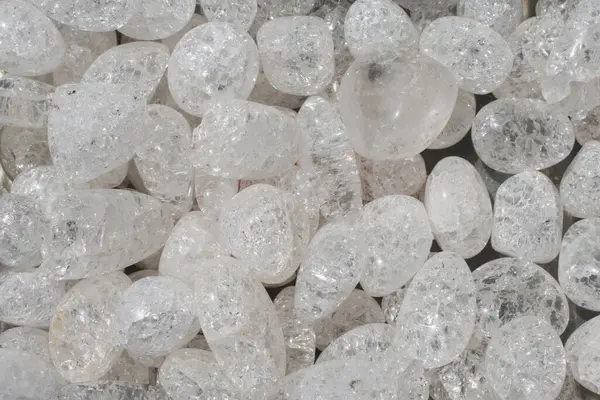 Doğal mineral kaya numunesi olarak kristalize kuvars (taş-kristal) değerli taş