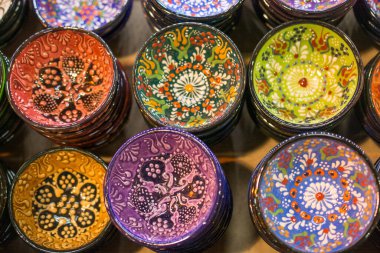 Pazar 'da geleneksel Türk seramik tabakları