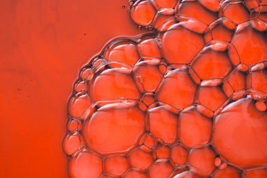 Suyun üzerindeki renkli su kabarcıkları çekyat alanı gibi.