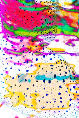 Su tabanında yağ kabarcıkları oluşmuş.