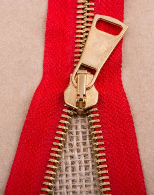 Metal dişli renkli bir fermuar.