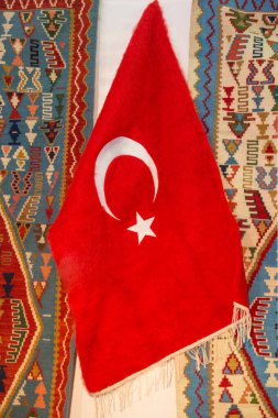 Türk ulusal bayrağı açık havada sallanıyor