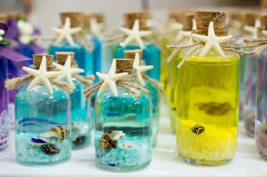 Dizi boş küçük şeffaf şişe Osmanlı tarzında yapılmış