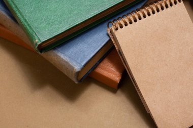 Bir sürü renkli kitap yığını. Başarı. Eğitim sektörü kavramı.