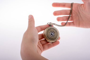 Elimde eski moda bir cep saati var.