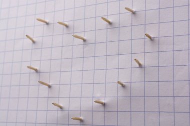 Çivi bir kalp şekli oluşturan kağıt üzerinde delik aç