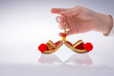 Geleneksel Türk el yapımı ayakkabılar beyaz arka plan üzerinde tutan el