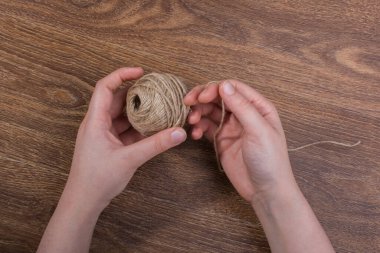 Kahverengi zemin üzerinde elinde kahverengi dizenin biriktirme