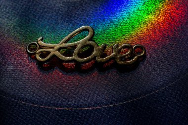 Metal harflerle aşk kavramı.