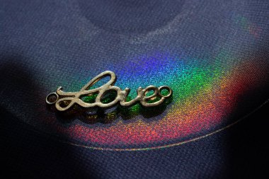 Metal harflerle aşk kavramı.