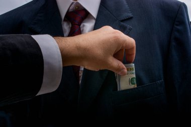 Yolsuzluk ve dolandırıcılık finansmanı için bir tomar para.