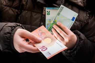 Eller, avro banknotlarını mali faaliyet olarak veriyor