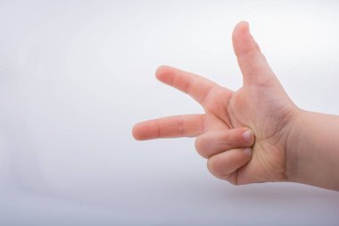 Üç numaralı jest yapmak çocuğun el