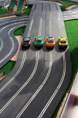 oyuncak araba yarış pisti ve oyuncak arabalar
