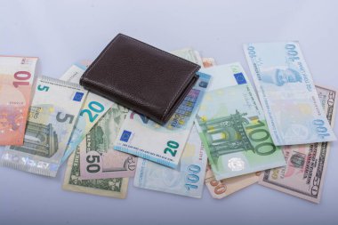 Beyaz arka planda el ele tutuşan Amerikan doları banknotları