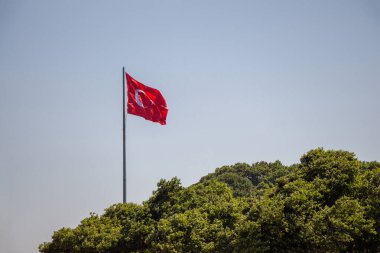 Gökyüzünde beyaz yıldız ve ay bulunan Türk ulusal bayrağı