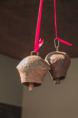 Antika eski tarz metal çan görünürde