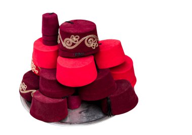 Siyah püsküllü kırmızı fes. Ulusal Türk başlığı. Geleneksel keçeli başlık