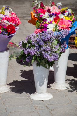 Çiçekçilere vazo olarak taze çiçekler konur.