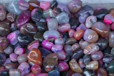 Belli bir tipte doğal mineral değerli taşlar.