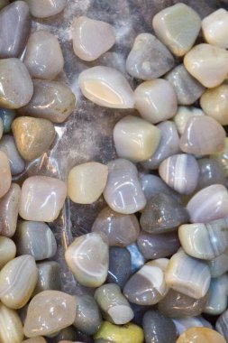 Belli bir tipte doğal mineral değerli taşlar.